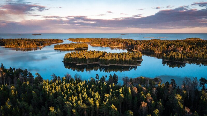 NORDDEUTSCHER RUNDFUNK Unsere Meere – Unbekannte Ostsee (Folge 4) Eine Drohnenaufnahme fängt die malerische Landschaft des finnischen Schärengartens ein. – Bild: NDR/​Martina Andrés/​Doclights Naturfilm