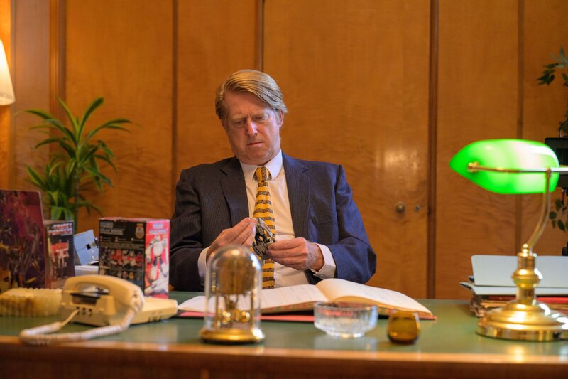 Ein Mann sitzt an einem Tisch und hält ein Spielzeug – Bild: Nicholas A Smith /​ stan /​ © THE HISTORY CHANNEL /​ A+E Networks, Nicholas Smith