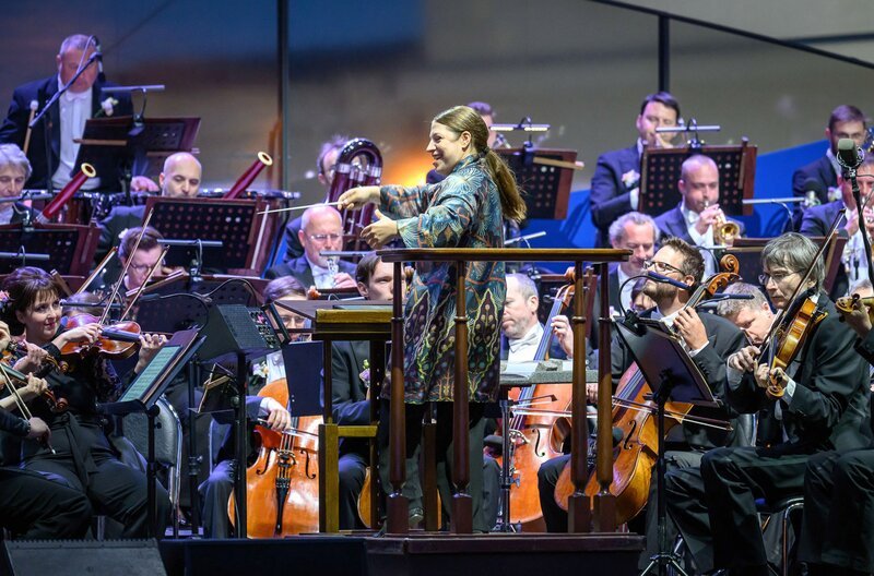 Die finnische Dirigentin Dalia Stasevska übernahm wie im Jahr 2024 beim Open-Air-Konzert auf der Prager Burg erneut die Leitung. – Bild: Petra Hajská/​Ceská filharmonie