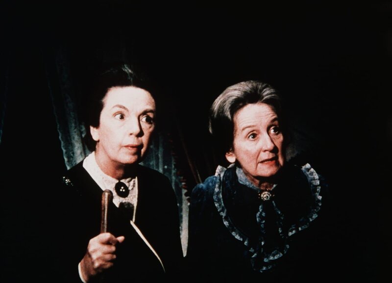 Als in Waltons Mountain ein Meteorit niedergeht, löst dies bei den Menschen die unterschiedlichsten Reaktionen aus: Miss Emily (Mary Jackson, l.) und Miss Mamie Baldwin (Helen Kleeb, r.) glauben an eine Nachricht ihres verstorbenen Vaters … – Bild: WARNER BROS. INTERNATIONAL TELEVISION Lizenzbild frei