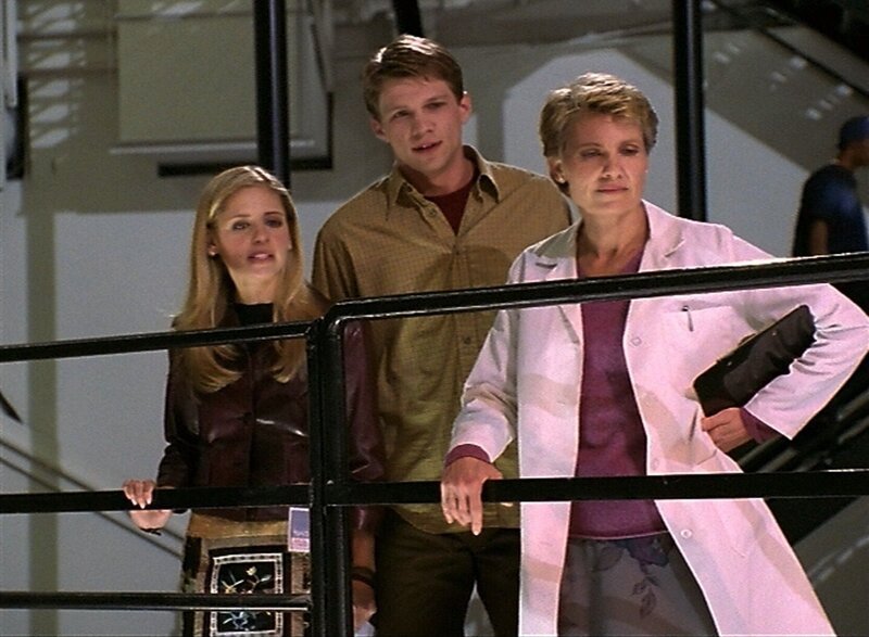 Buffy (Sarah Michelle Gellar, l.), Riley Finn (Marc Blucas), Professor Maggie Walsh (Lindsay Crouse) – Bild: RTL