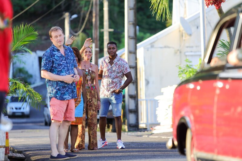 DI Jack Mooney (Ardal O’Hanlon), Ruby (Shyko Amos), Catherine (Elizabeth Bourgine), JP (Tobi Bakare) – Death in Paradise – Series 8 – Episode 6 – Bild: ORF/​BBC/​Red Planet Pictures/​Denis Guyenon