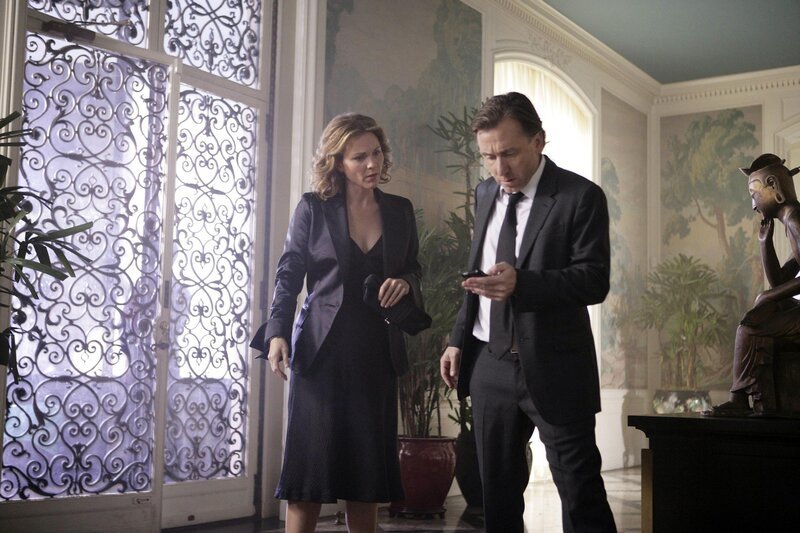 Dr. Gillian Foster (Kelli Williams) und Dr. Cal Lightman (Tim Roth) erhalten einen ungewöhnlichen Auftrag. Sie sollen die Hochzeit des Sohnes des koreanischen Botschafters in Washington überwachen. – Bild: VOXup