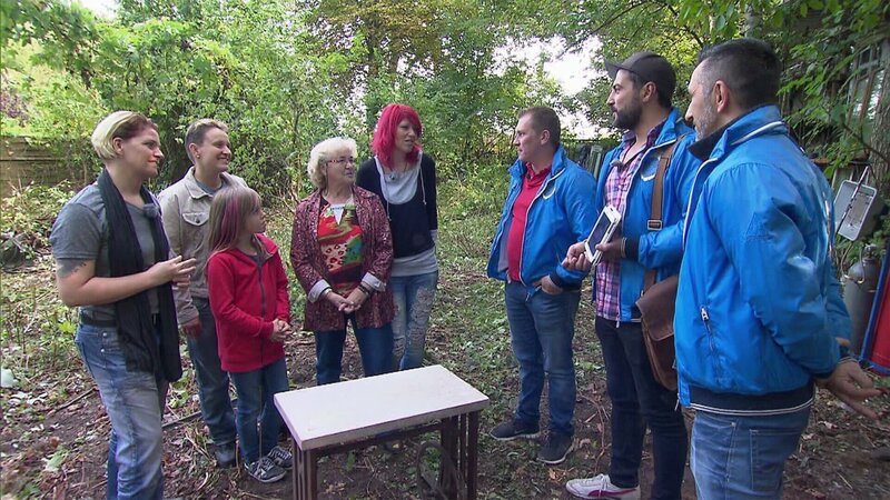 Otto, Sükrü und Mauro beim Kassensturz mit der Familie – Bild: RTL II