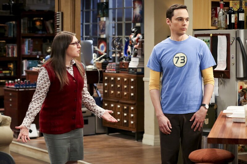 Mayim Bialik (Amy Farrah Fowler), Jim Parsons (Sheldon Cooper). – Bild: 2019 CBS Broadcasting, Inc. All Rights Reserved /​ Michael Yarish Lizenzbild frei