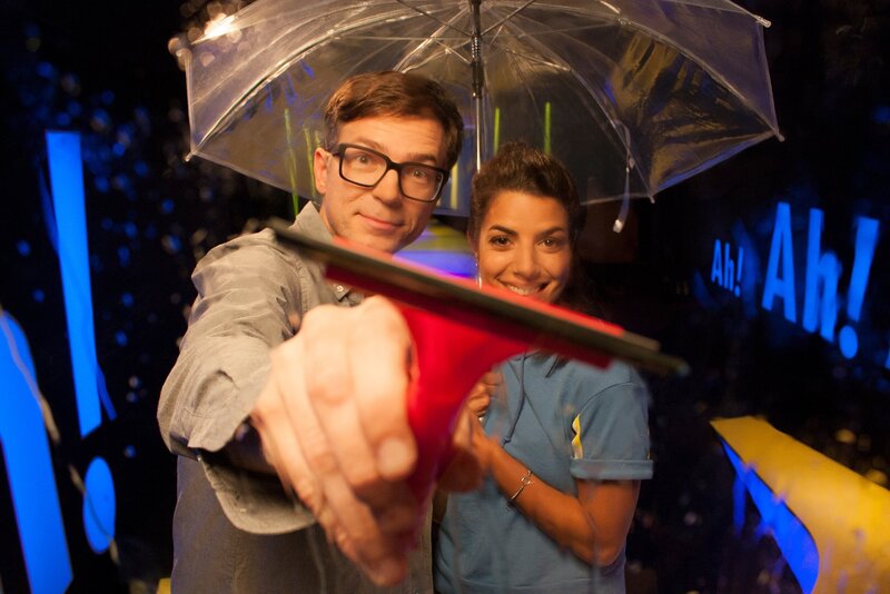 Ralph hat diesmal eine besonders feuchte Aussprache. Also: Regenschirme raus, Ölzeug an und nicht so nah rangehen, denn diese Sendung wird spritzig. – Bild: WDR/​Thorsten Schneider