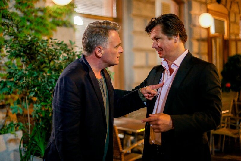 Hadrian (Bernhard Schir, l.) trifft betrunken auf den Journalisten Dieter West (Michael Dangl, r.) und droht ihm. – Bild: ARD/​ORF/​MR Film/​Petro Domenigg
