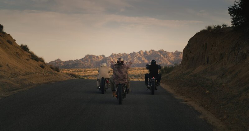 Riding choppers in the desert – Bild: Warner Bros. Discovery, Inc. or its subsidiaries and affiliates.