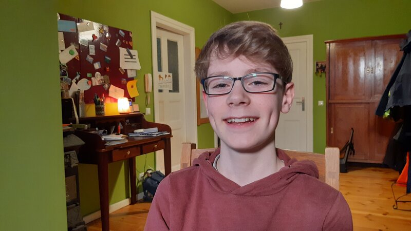 Anton ist dreizehn und lebt mit seiner Familie im Land Brandenburg. Neben seinen Fischen und Fußball interessiert Anton noch eine ganz andere Sache: die Demokratie! – Bild: rbb/​Preuss Filmproduktion Berlin