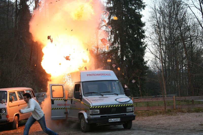 Eine filmreife Autoexplosion, in der Willi die Hauptrolle spielt. Und Action, Willi! – Bild: BR/​megaherz