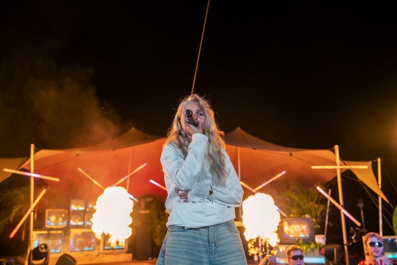 Yola performt auf der Bühne des „Streamergartens“ vor Publikum. – Bild: Sascha Vojticsek /​ ZDF