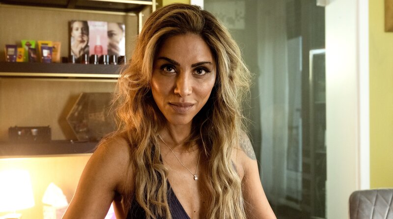 Chiara Passlak (Sabrina Setlur) hat früher selber als Prostituierte gearbeitet. Jetzt betreibt sie im Erocenter ihr eigenes Nagelstudio für die ehemaligen Kolleginnen. – Bild: WDR/​Martin Valentin Menke
