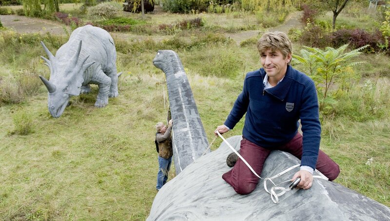 Fritz Fuchs (Guido Hammesfahr, r.) und sein Freund Julius (Jörg Schüttauf, l.) vermessen Dinos. Ob die in die Ausstellungsräume des Museums passen? – Bild: ZDF/​Antje Dittmann