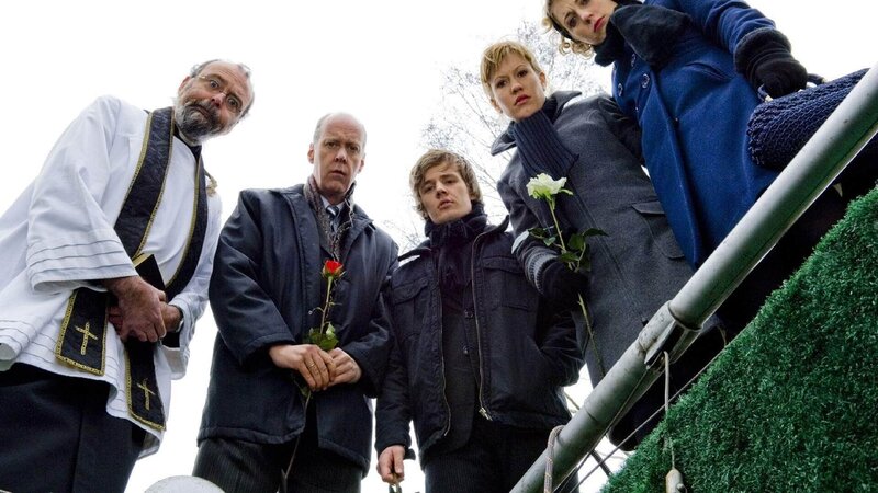 (v.li.) Der Priester (Komparse), Hendrik (Gottfried Vollmer), Basti (Frederik Hunschede), Alex (Wolke Hegenbarth) und Claudia (Nora Binder) sind entsetzt, als Anke völlig bekifft ins Grab von Tante Tesi fällt. – Bild: RTL /​ Guido Engels