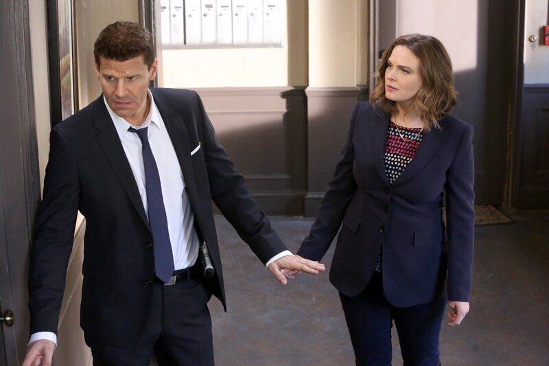 Brennan (Emily Deschanel) und Booth (David Boreanaz) suchen nach Verdächtigen, die ein Motiv für den Mord an dem Privatermittler Kwiatowski haben. – Bild: TVNOW /​ FOX