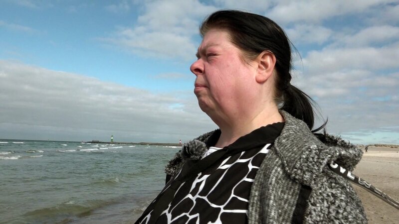 Pamela zeigt Micky den Ostseestrand von Warnemünde – Bild: RTLZWEI