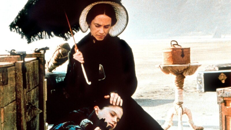 Die stumme Ada (Holly Hunter) ist mit ihrer kleinen Tochter Flora (Ann Paquin) von Schottland nach Neuseeland gekommen. Dort muss sie eine lange Nacht am Strand verbringen, ehe ihr Bräutigam, den sie überhaupt nicht kennt, die beiden abholt. – Bild: ZDF und MDR/​HR/​DEGETO