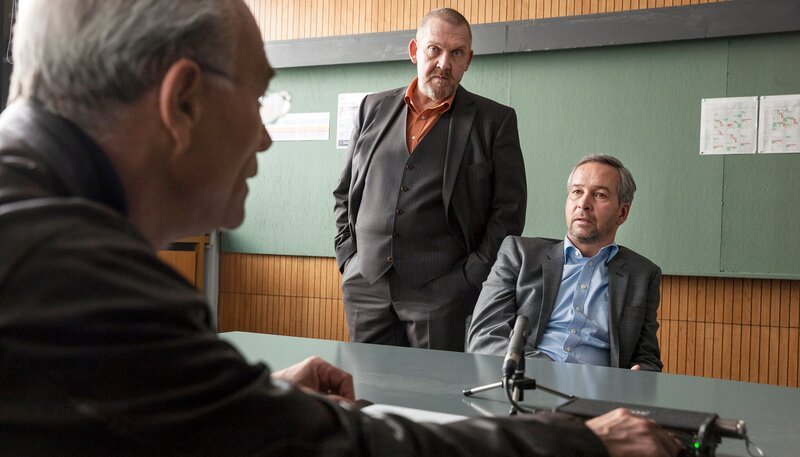 Unter Mordverdacht: Geschäftsmann Christian Winter (Thomas Dannemann, r.) im Polizei-Präsidium mit Max Ballauf (Klaus J. Behrendt, l.) und Freddy Schenk (Dietmar Bär, M.). – Bild: WDR/​Thomas Kost