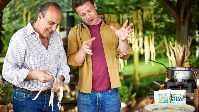 Gennaro Contaldo (l.) und Jamie Oliver kochen gemeinsam Ravioli Bolognese. – Bild: Foto; MG RTL D