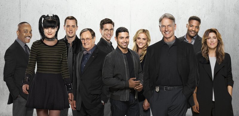 (14. Staffel) – Untersuchen Verbrechen, die auf irgendeine Weise mit der US-Navy oder dem Marine Korps zu tun haben: (v.l.n.r.) Leon Vance (Rocky Carroll), Abby Sciuto (Pauley Perrette), Timothy McGee (Sean Murray), Dr. Donald „Ducky“ Mallard (David McCallum), Jimmy Palmer (Brian Dietzen), Nick Torres (Wilmer Valderrama), Ellie Bishop (Emily Wickersham), Leroy Jethro Gibbs (Mark Harmon), Clayton Reeves (Duane Henry) und Alex Quinn (Jennifer Esposito) … – Bild: 2016 CBS Broadcasting, Inc. All Rights Reserved Lizenzbild frei