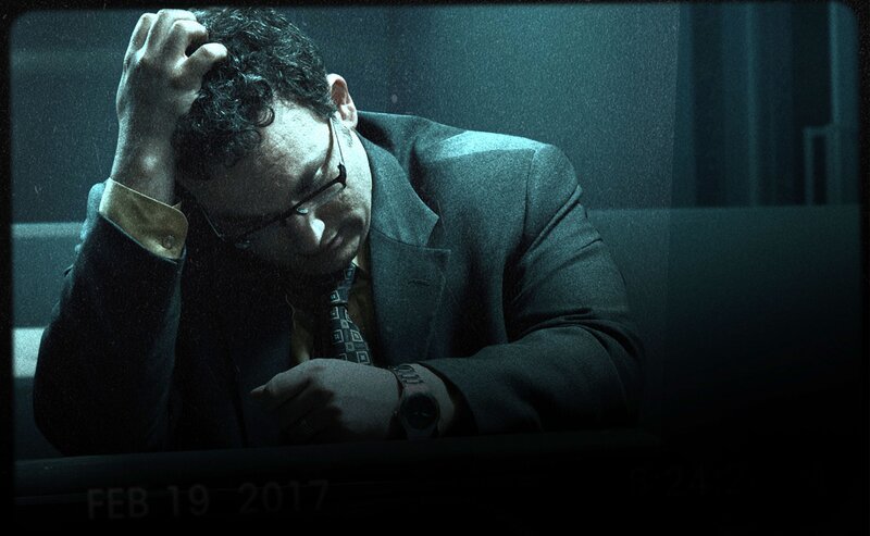 Der Mann hält seinen Kopf – Bild: A+E Networks