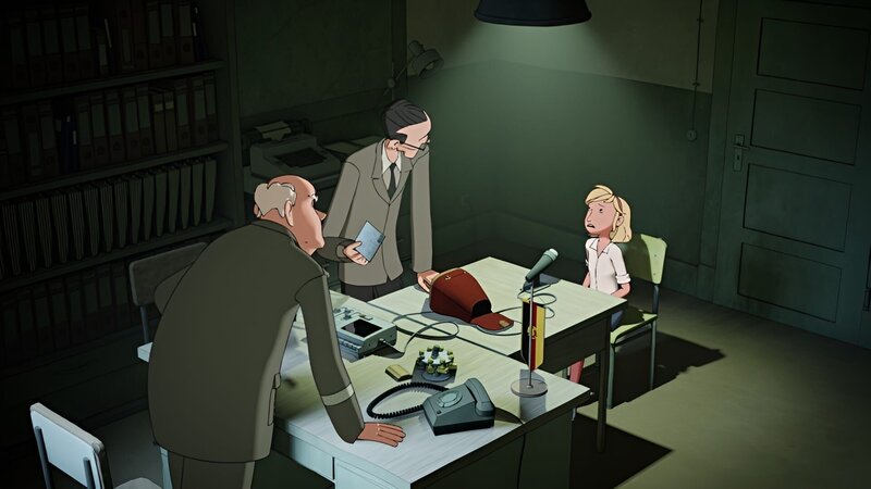 Zwei einschüchternde Stasi-Offiziere verhören Fritzi. – Bild: MDR/​ARD/​WDR/​SWR/​Balance Film/​Lutterbeck/​FILM BILDER