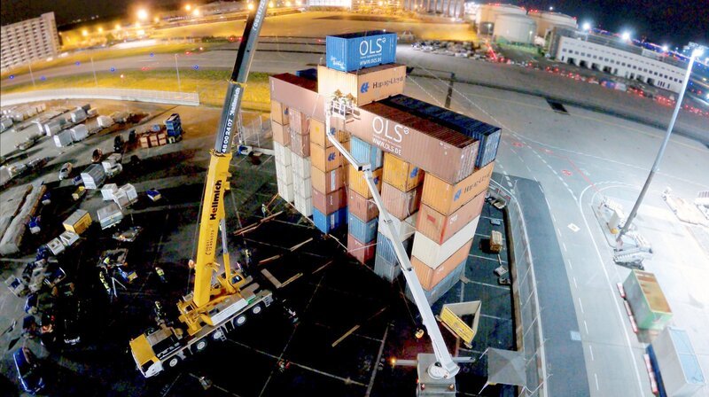 Auf dem Gelände der Lufthansa-Cargo entsteht zurzeit das Brandenburger Tor. Ein riesiger Nachbau aus 37 See-Containern. 24 Meter breit und 21 Meter hoch. – Bild: HR