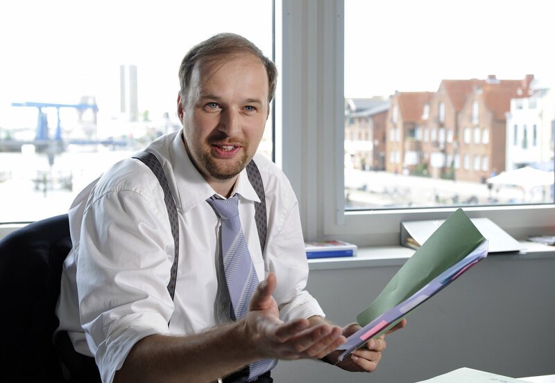 Kommissar Röder (Stephan Grossmann) ist überzeugt, den Mörder schon gefunden zu haben. – Bild: ARD Degeto/​Marion v.d. Mehden