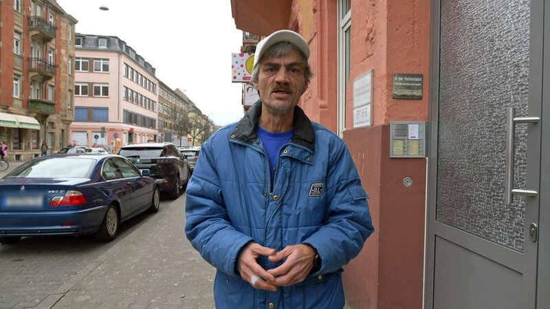 Dieter (55) ist auf dem Weg zum Hautarzt, um sich ein entzündetes Muttermal untersuchen zu lassen – Bild: RTL Zwei