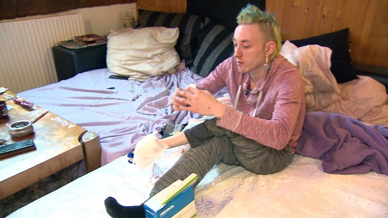 Punker Alex lebt seit seiner Geburt mit einem Klumpfuß. Seit längerer Zeit ist der Stumpf entzündet und Alex hat Schmerzen. – Bild: RTL Zwei