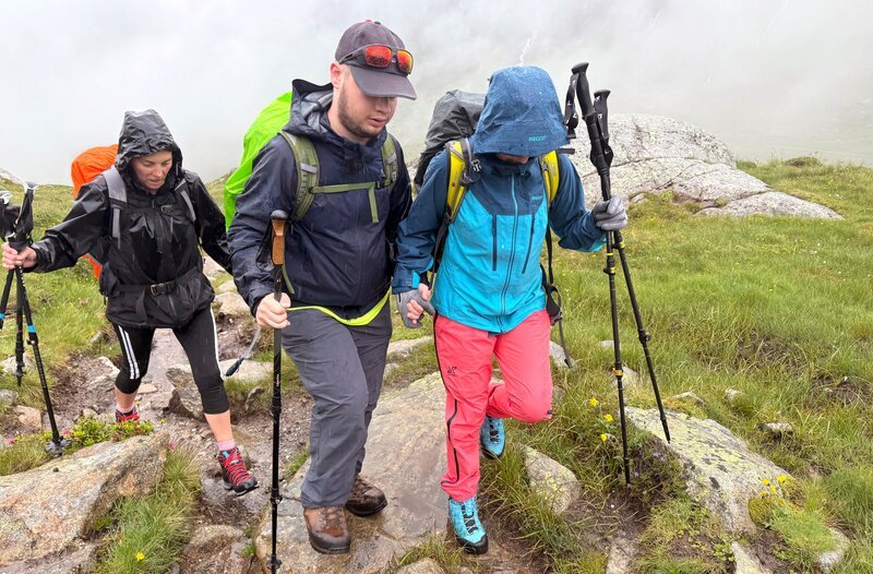 Hannes Wohlmacher mit Guide Aufstieg – Bild: MDR/​Elisabeth Enders