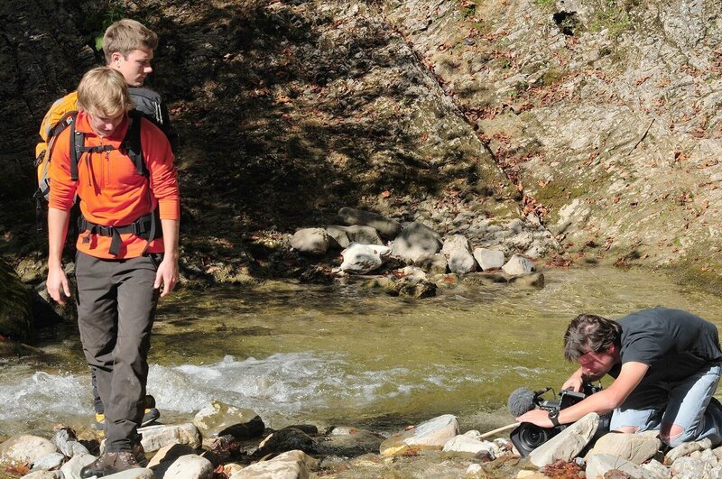 Kameramann und Gestalter Alex Limberger beim Dreh im Nationalpark Kalkalpen. – Bild: ORF/​Landesstudio Oberösterreich
