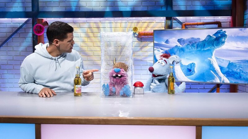 Heute geht es ins ewige Eis! Aus diesem hat Woozle (re.) sogar ein gefährliches Wikinger-Meerwoozchen (mi.) im Studio. Oder ist es vielleicht doch gar nicht so gefährlich? – Bild: Annette Etges/​SUPER RTL