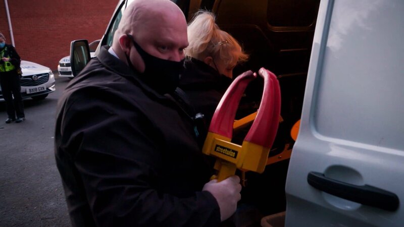 Die Beamten beginnen mit der Auflistung. – Bild: Warner Bros. Discovery