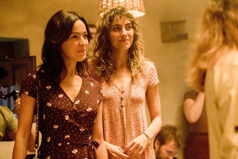 Alejandra (Verónica Sánchez, l.) und Verónica (Irene Accos) verleben einen unbeschwerten Abend. – Bild: ORF/​Beta Film/​Movistar+/​MARIA HERAS