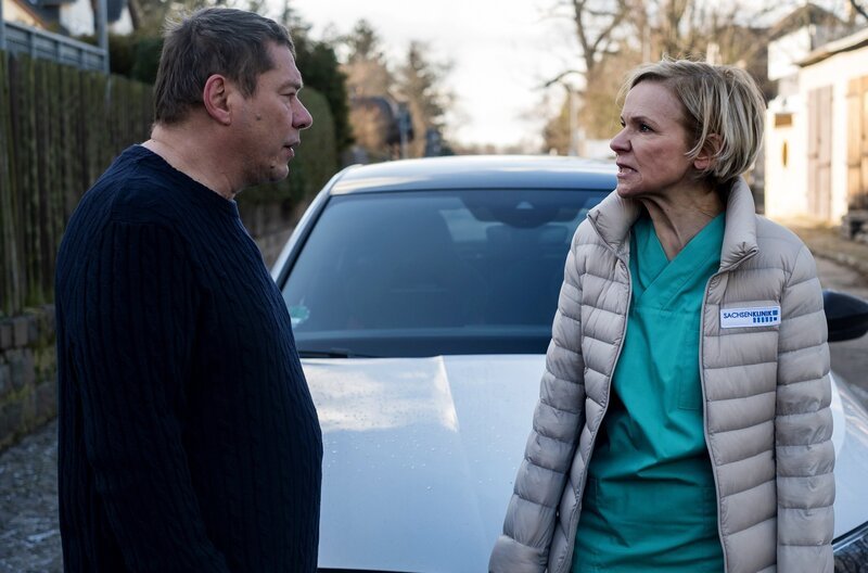 Michael Linse (Tom Jahn) stellt für die Leberspende für Dr. Kathrin Globischs (Andrea Kathrin Loewig) Tochter eine einzige Bedingung: Er will danach an deren Leben teilhaben. Doch das kommt für Kathrin auf keinen Fall infrage. – Bild: MDR/​Saxonia Media/​Robert Strehler