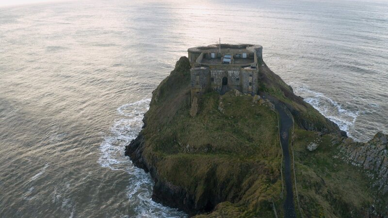 Die Familie Batt teilte sich die walisische Insel St. Catherine’s Island zeitweise mit über einhundert exotischen Tieren, bis neue Gesetze dies verboten. – Bild: N24 Doku