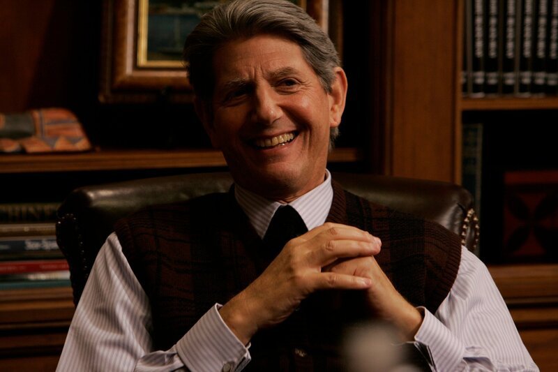Pictured: Peter Coyote as Lionel Shill – Bild: USA Network /​ UNIVERSAL CHANNEL