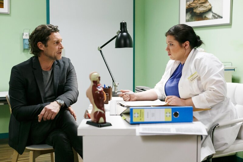 Vanessa (Julia Augustin) gehen in Bezug auf Niclas’ (Ron Holzschuh) Krankheitssymptome langsam die Ideen aus. – Bild: RTL /​ Kai Schulz
