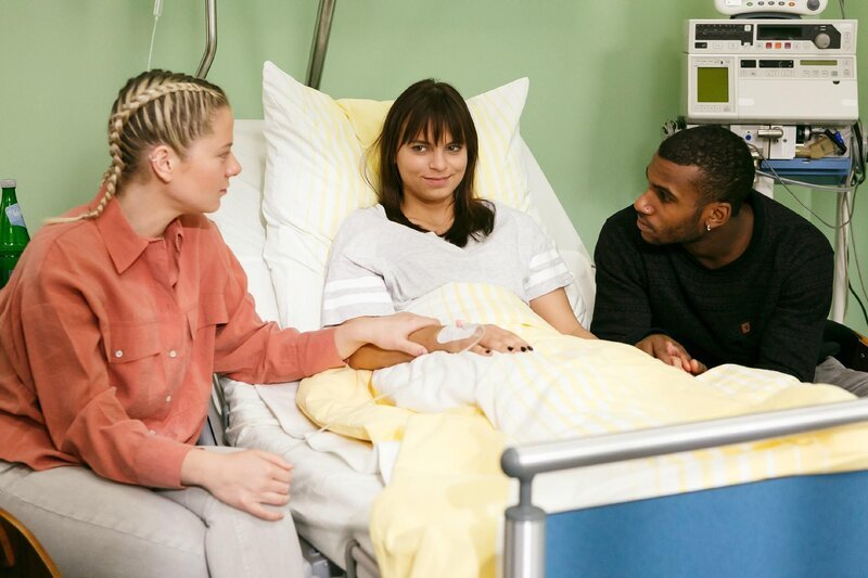 Moritz (Tijan Njie) und Marie (Cheyenne Pahde, l.) fangen die besorgte Michelle (Franziska Benz) auf. – Bild: RTL /​ Kai Schulz