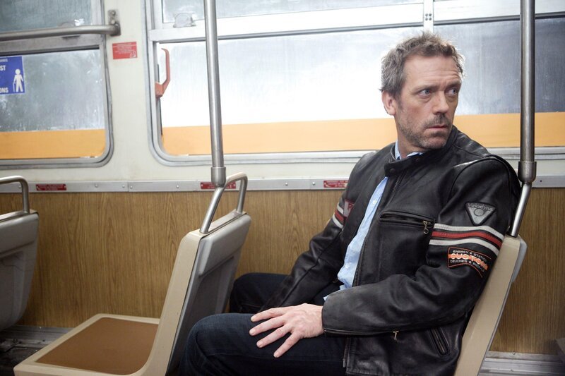 House (Hugh Laurie) versucht sich mittels Hypnose an die Ereignisse, die zu seiner Verletzung führten, zu erinnern. Dabei sieht er sich in einem Bus voller Menschen und er weiß, dass ein Fahrgast sterben wird, doch er kann das Gesicht der Person nicht erkennen … – Bild: RTL