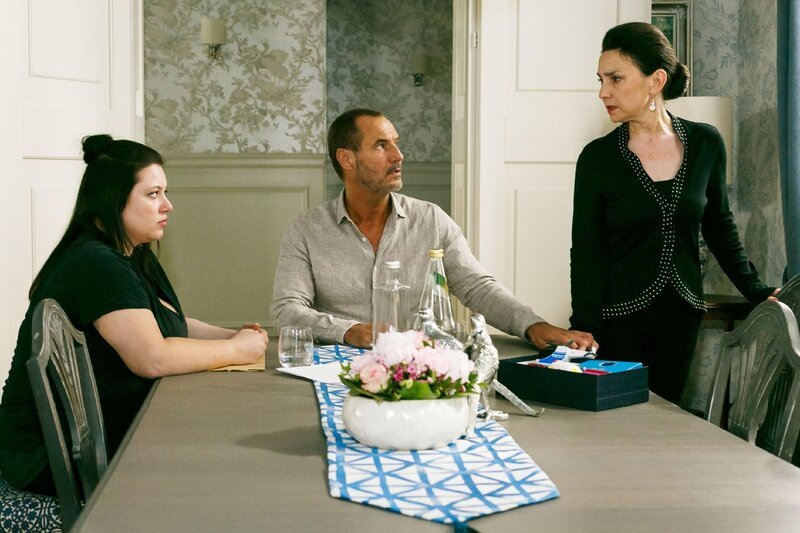 Vanessa (Julia Augustin, l.) und Richard (Silvan-Pierre Leirich) haben Simones (Tatjana Clasing) Rückkehr angespannt entgegengesehen; Richards Wut trifft sie kalt. – Bild: RTL /​ Kai Schulz