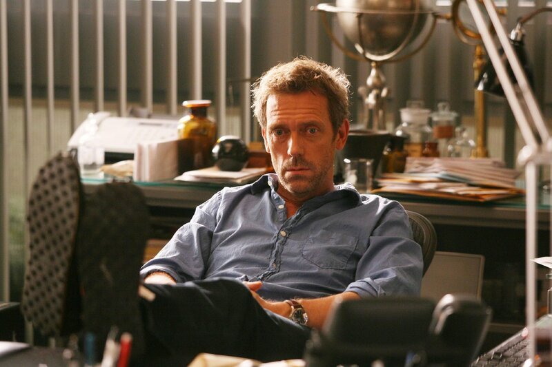 Dr. House (Hugh Laurie) steht ohne Team da. Doch der Sturkopf weigert sich, neue Bewerber anzuschauen, weil er der Meinung ist, dass er seine Fälle ohne fremde Hilfe lösen kann. Doch kann er das wirklich? – Bild: RTL