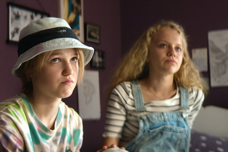 Carl*a (Amadeo*Leo Arndt, l.) und Tilda (Kya-Celina Barucki) üben für das Gespräch mit dem Schul-Psychologen. – Bild: RTL