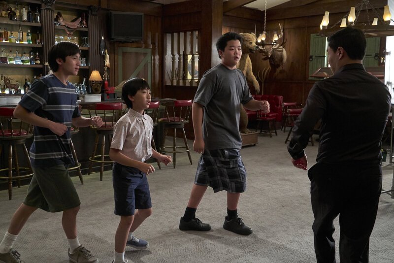 (v.l.n.r.) Emery Huang (Forrest Wheeler); Evan Huang (Ian Chen); Eddie Huang (Hudson Yang); Louis Huang (Randall Park) – Bild: © 2018⁠–⁠2019 American Broadcasting Companies. All rights reserved.
