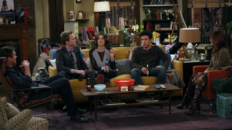 Als Ted (Josh Radnor, 2.v.r.) einen unerwarteten Anruf vom Captain erhält, schwelgt er gemeinsam mit Marshall (Jason Segel, l.), Barney (Neil Patrick Harris, 2.v.l.), Lily (Alyson Hannigan, r.) und Robin (Cobie Smulders, M.) in Erinnerungen an ihre letzte unangenehme Begegnung mit ihm … – Bild: 2013 Twentieth Century Fox Film Corporation