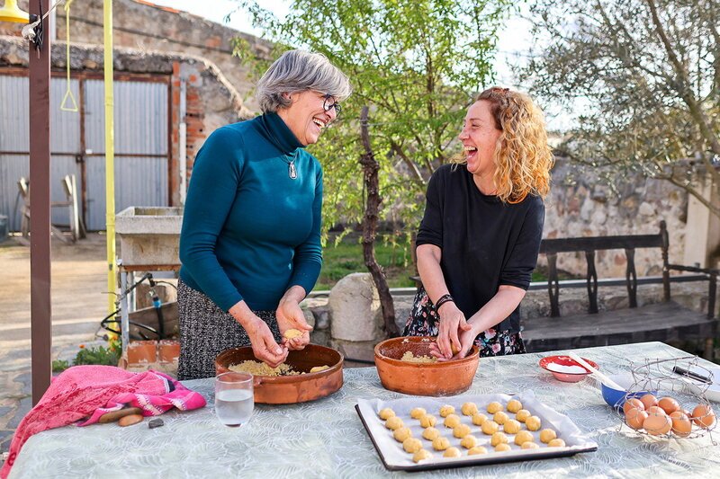 Zu Tisch. Kastilien-Léon – Spanien. Asun Codesal und Rosa González kneten süsse Aceitadas. – Bild: SRF1