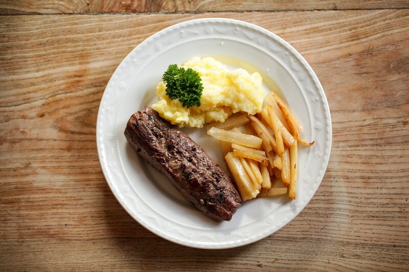 Zu Tisch
Sauerland – Deutschland
Rehfilet mit Schwarzwurzeln und Kartoffelbrei – Bild: SRF1