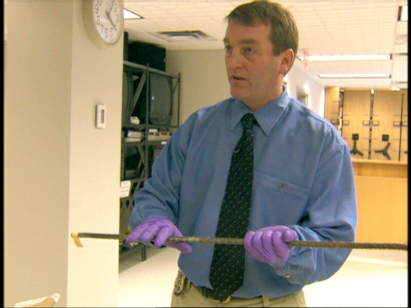 Die Haut des Killers – Im Januar 2000 erhält Detective McKenna (Foto)  einen Anruf. Eine alte Frau irrt scheinbar ziellos durch die Straßen von Albany. McKenna findet Hinweise auf eine Vergewaltigung, die 85-jährige Frau leidet aber an Demenz und kann den Angreifer nicht beschreiben … – Bild: RTL Zwei