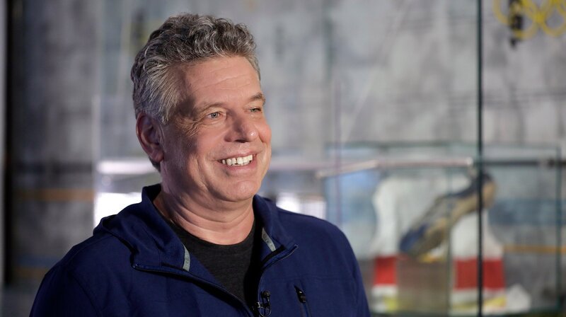 Jürgen Hingsen (60), ehemaliger Zehnkampf-Sportler, erinnert sich an die Olympische Spiele 1988 in Seoul. Schon im ersten Wettbewerb wurde er nach drei Fehlstarts disqualifiziert. – Bild: WDR/​Thomas Brill